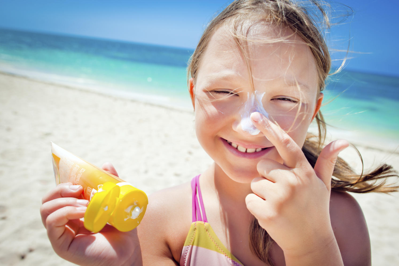 Защита от солнца. Защита детей от солнца летом. Sunscreen Kids. Листик на носу от загара.